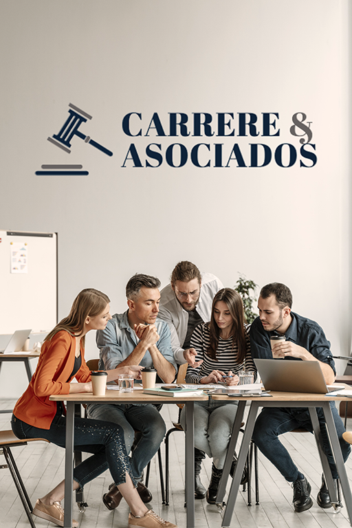 Profesionales del Estudio Carrere y Asociados trabajando